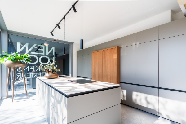 Designkeuken met kookeiland en luxueus Travertino Sand werkblad