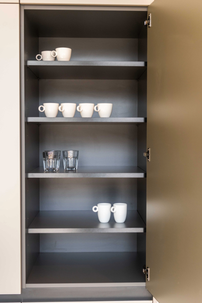 Keuken met open voorraadkast, strak design en opbergruimte voor servies en glazen
