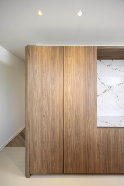 Keukenwand in Luca Noce notelaar met open nis en Silestone Versailles Ivory achterwand