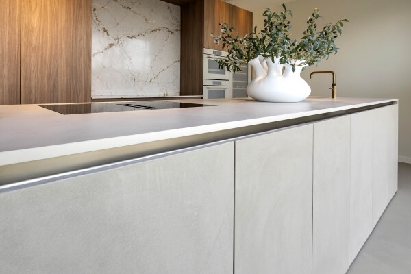 Luxe kookeiland in Grezzo met Dekton Albarium werkblad en Quooker Messing Patina kraan