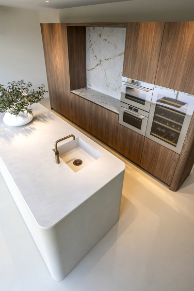 Luxe keuken met V-Zug toestellen, Liebherr wijnkoeler en naadloos Dekton Albarium werkblad