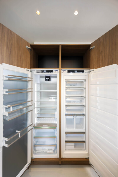 Dubbele Liebherr koel- en vriescombinatie met AutoDoor, ingebouwd in een notelaar keukenkast