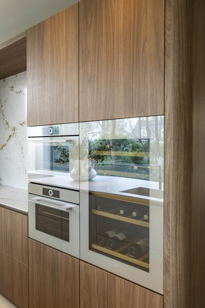 Moderne keuken met V-Zug CombiSteamer en Liebherr Winecooler met AutoDoor technologie