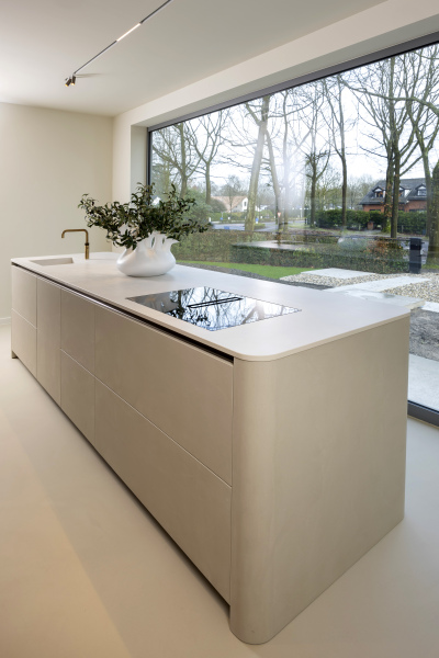 Kookeiland in Grezzo met Dekton Albarium werkblad en naadloos geïntegreerde kookplaat