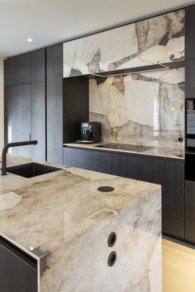 Luxe keuken met Desert Soul achterwand, BORA X BO oven en matzwarte Quooker Front kraan