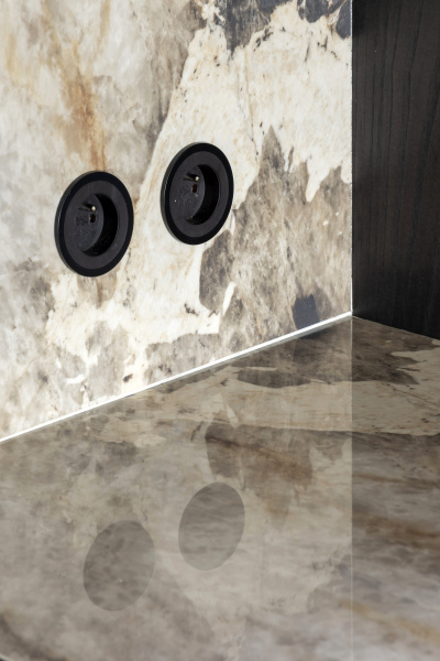 Strakke afwerking met zwarte wandcontactdozen in marmerlook Desert Soul achterwand