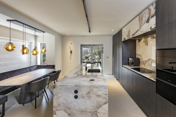 Open designkeuken met centraal keukeneiland, uitgevoerd in Deco Cortessia en Desert Soul