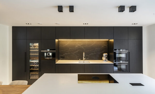 Keuken met eiken fineer kasten, Corian werkblad en Fenix Angola achterwand, uitgerust met Siemens StudioLine toestellen